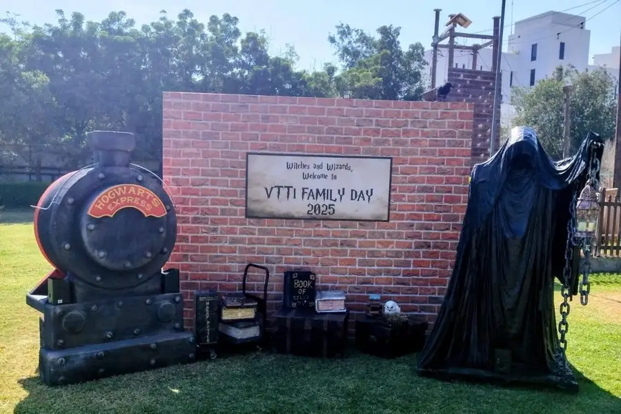 VTTI family day themed set build
